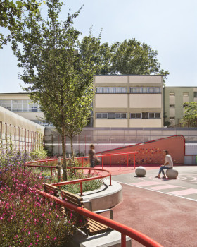 西班牙巴塞罗那 La Pau 学校广场丨Leku Studio