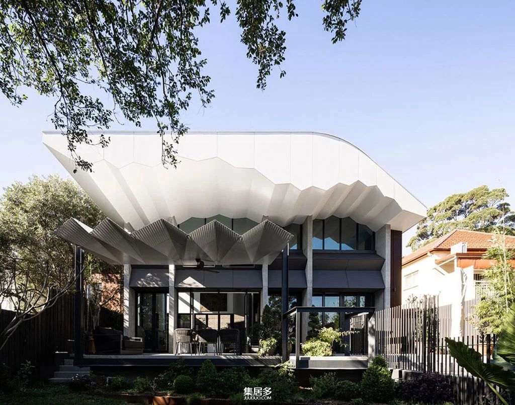 拥有独特屋顶和壮观黑色厨房的悉尼豪宅-2