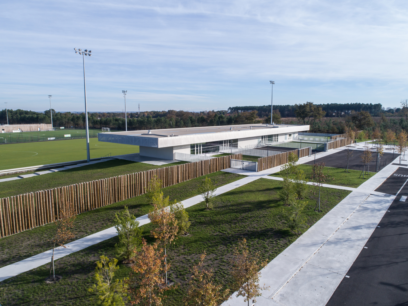 法国圣保罗勒达克体育广场·绿色景观中的多功能运动空间-41