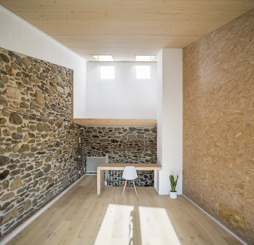 西班牙传统材料与现代结构共生之家-11