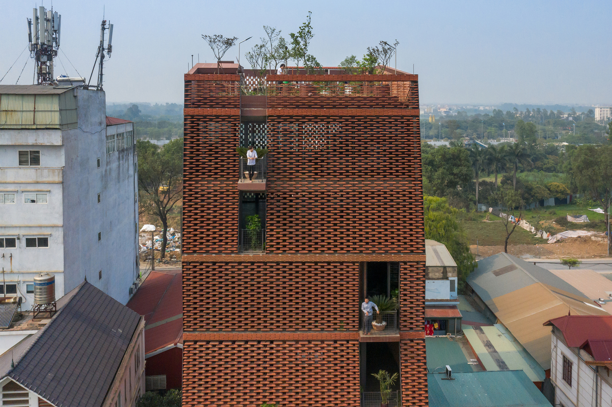 热带风情；热带律动（二者在不同语境中均可准确表意，若仅选一个，可根据具体语境选择热带风情） 丨越南河内丨H&P Architects-29