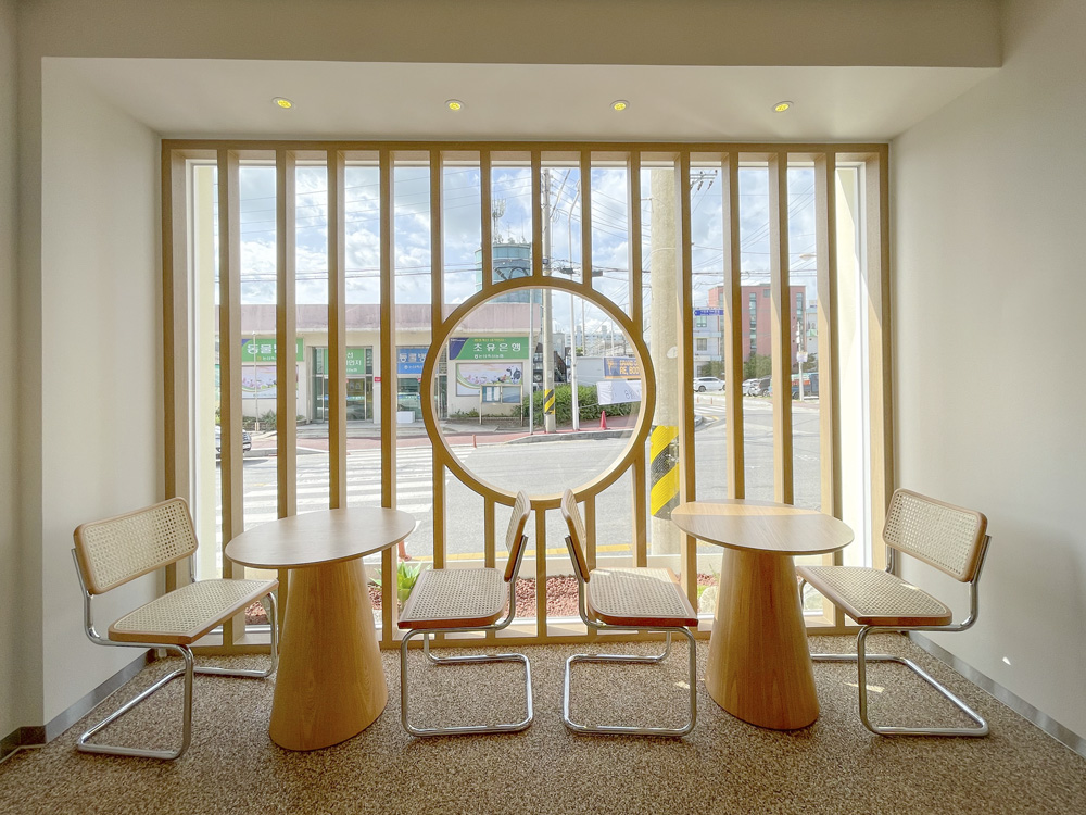 白色与木色，打造温馨 40 平米咖啡厅-13