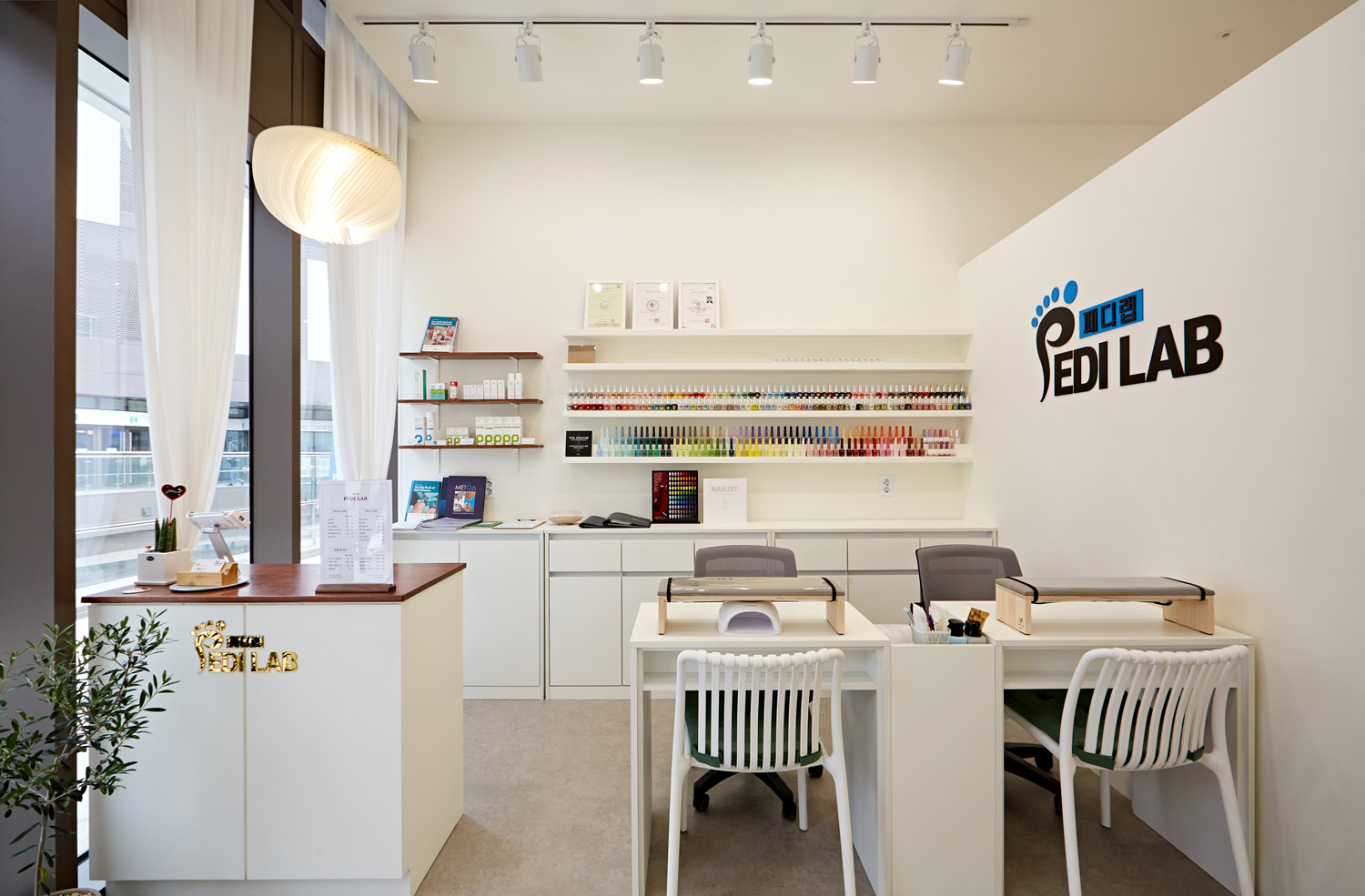 15 坪简约风格美甲店 打造温馨舒适空间-7