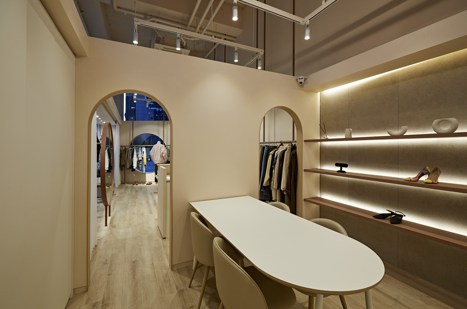 13 坪时尚服装店现代简约设计，明亮舒适-5