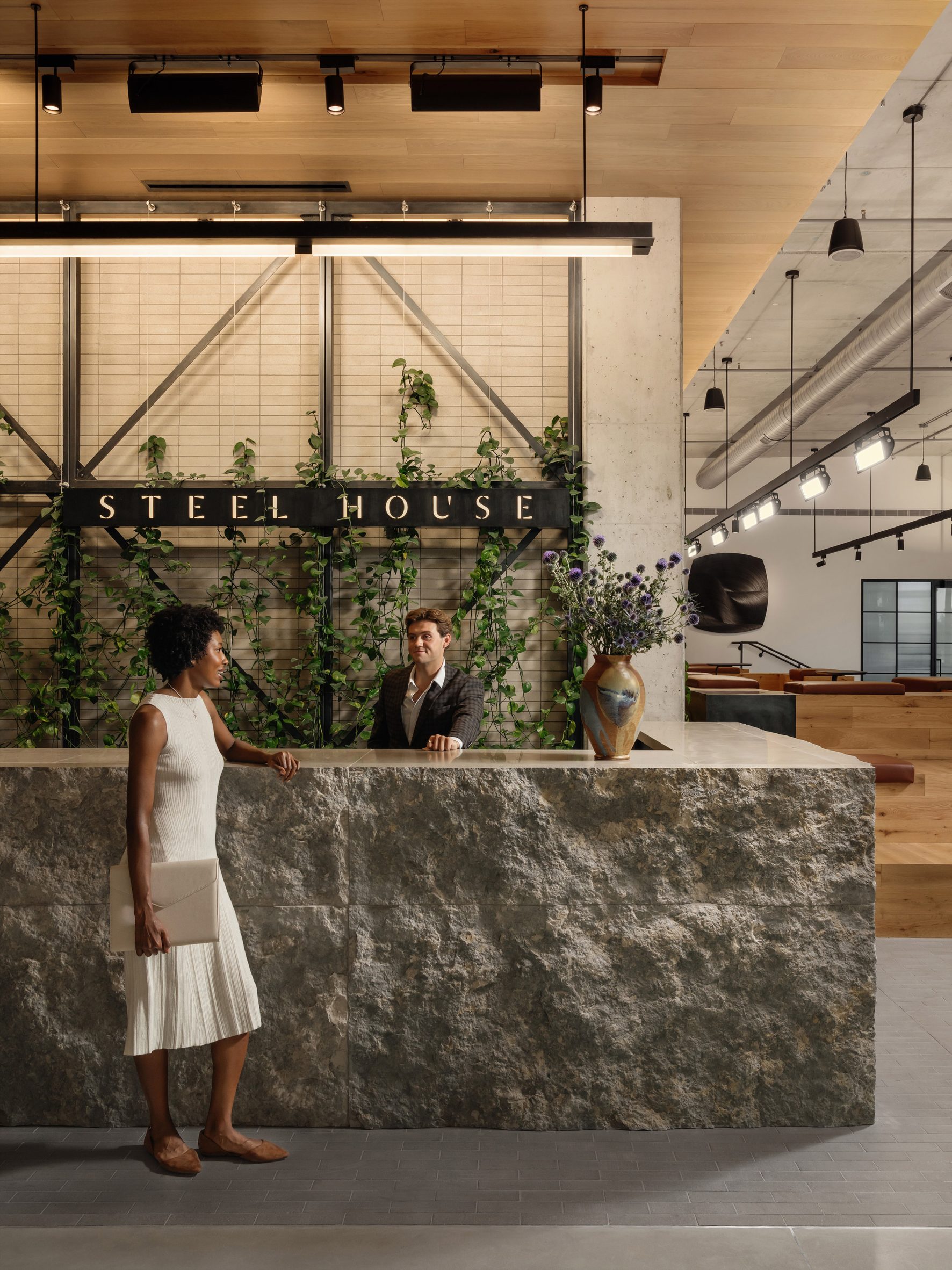钢屋；钢质房屋

注：Steel House常见的意思就是用钢材建造的房屋，上述翻译贴合常见语境若有更具体的专业领域或背景信息，翻译可能会有所不同 丨美国丹佛-29