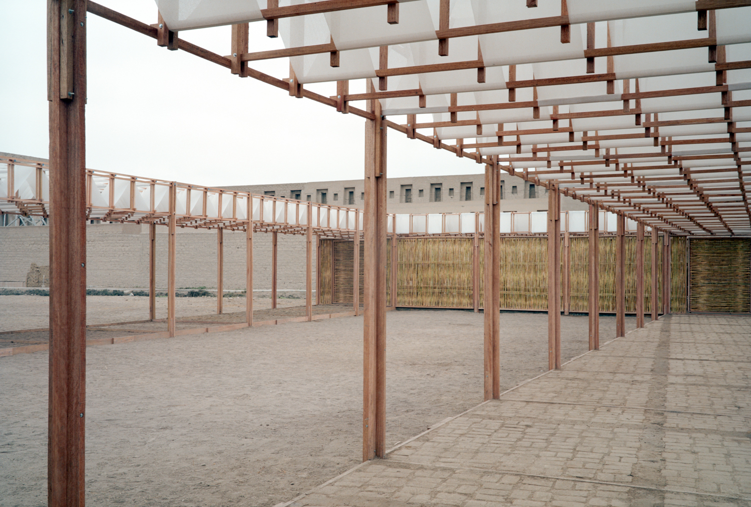 秘鲁帕查卡马克考古遗址的儿童与考古学家共享空间-21