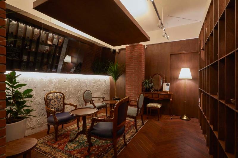 现代简约 22 平米咖啡厅，大理石与木头的温馨空间-7