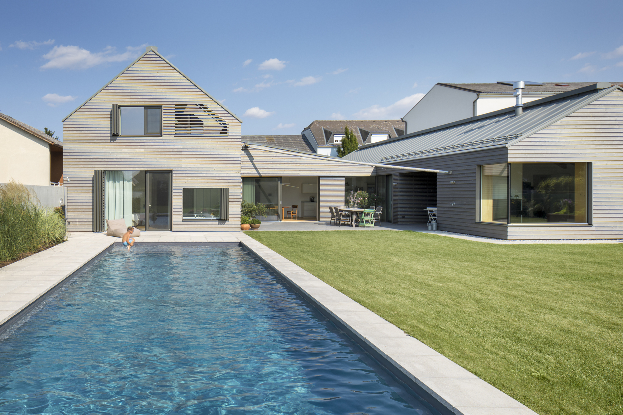 奥地利不对称多折屋顶别墅 | 室内外无界融合-1