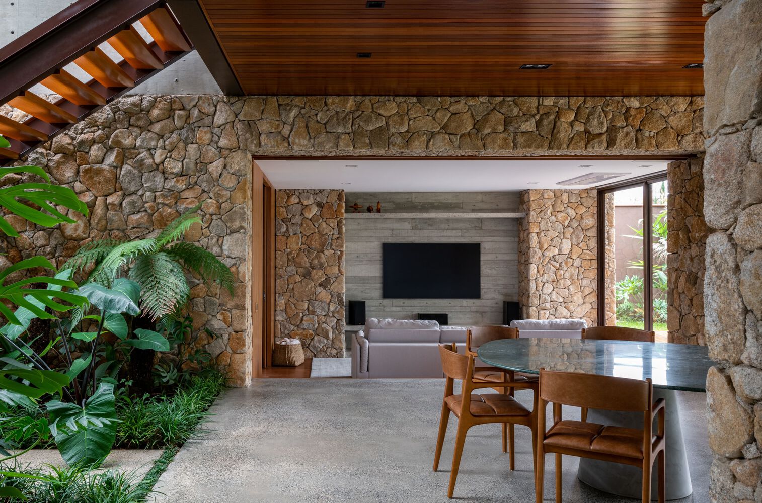 绿意盎然与自然共生的巴西家庭住宅丨巴西圣保罗-56