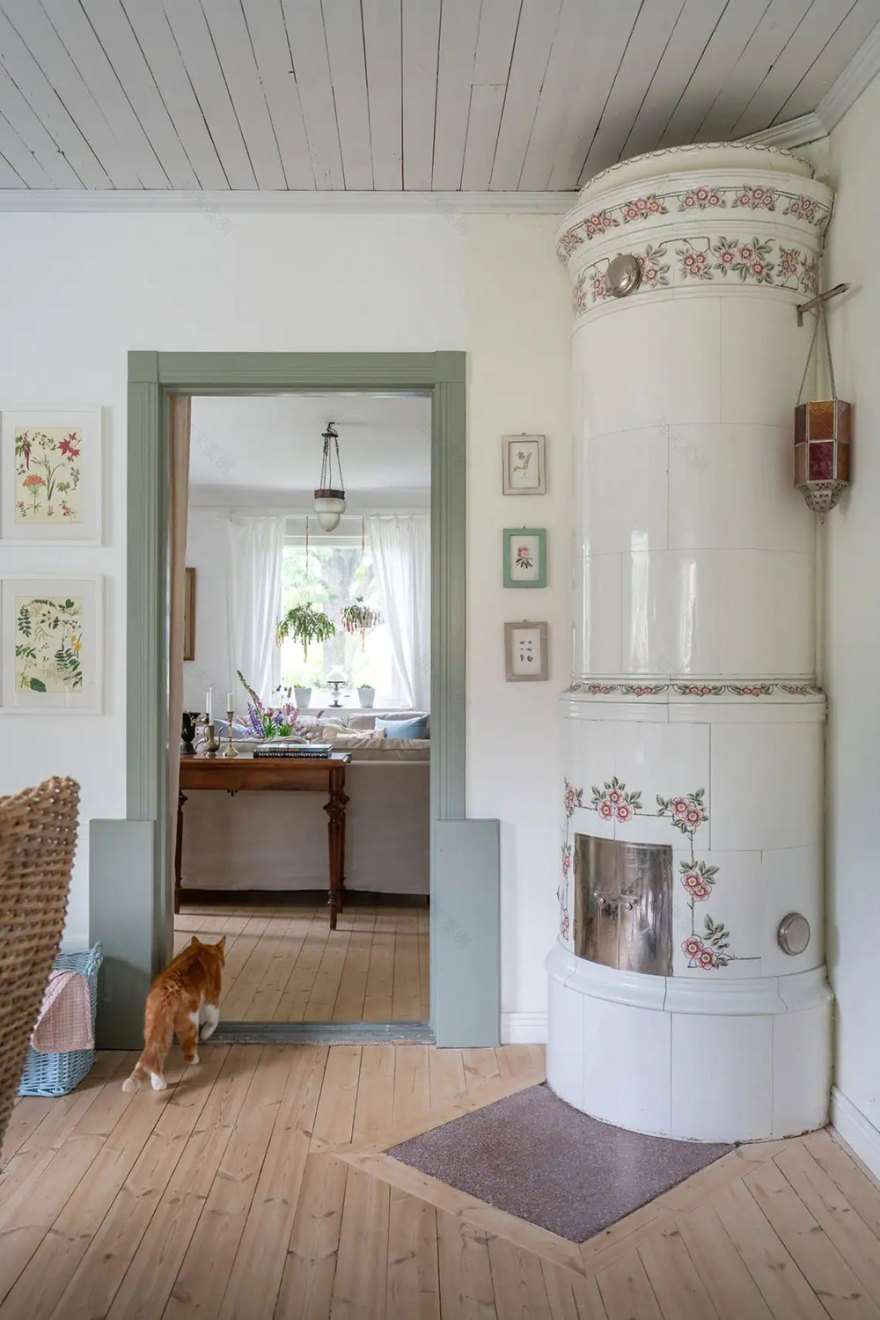 瑞典百年农场小屋的繁花内饰设计-6