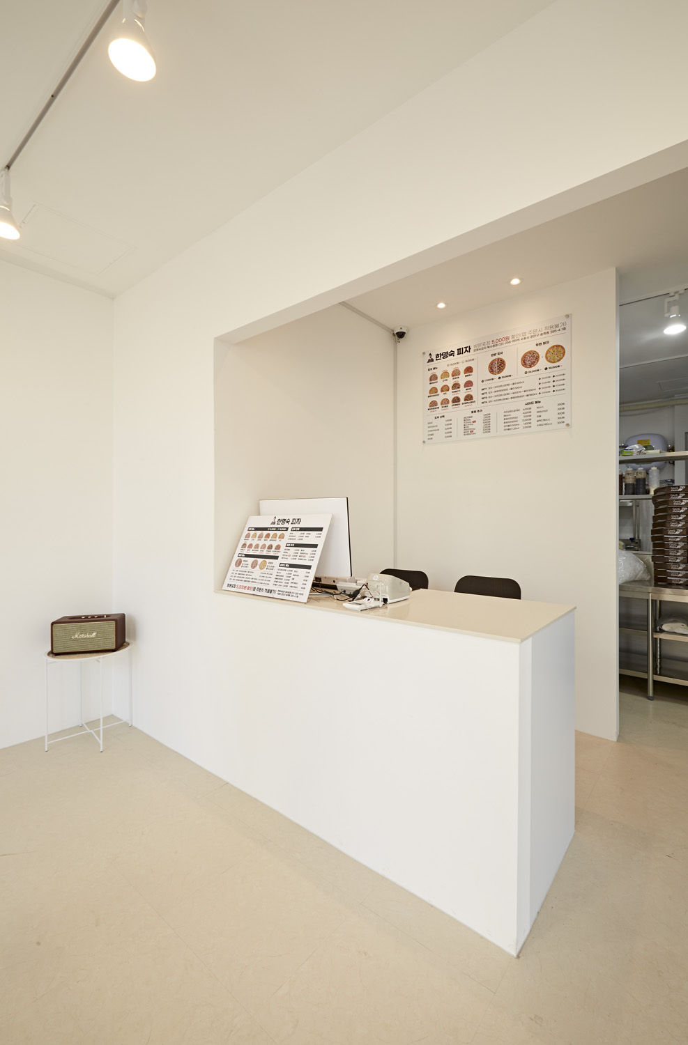 简约白色调 20 平米披萨店设计-10