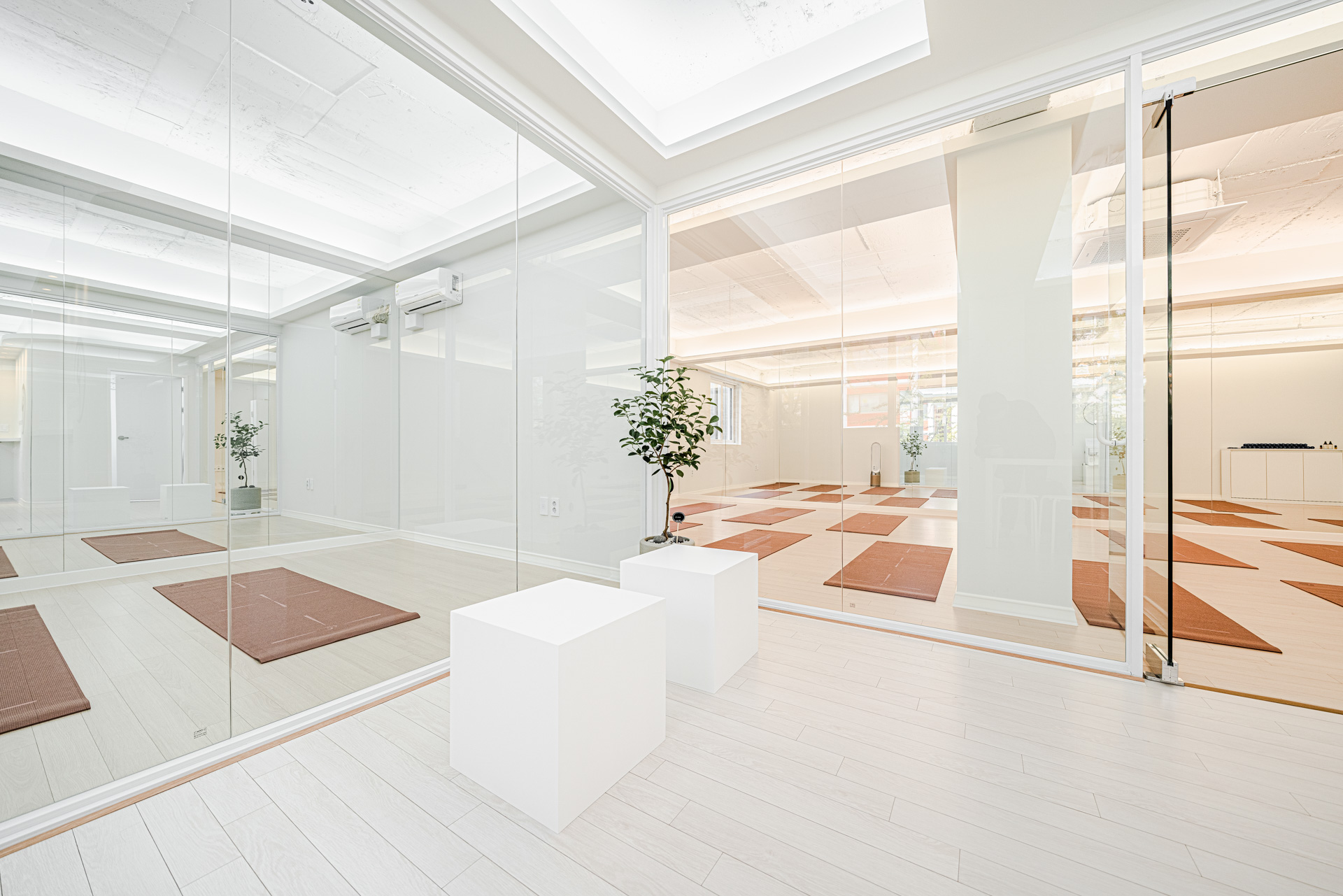 白色极简瑜伽馆 | 现代设计的完美体现-9