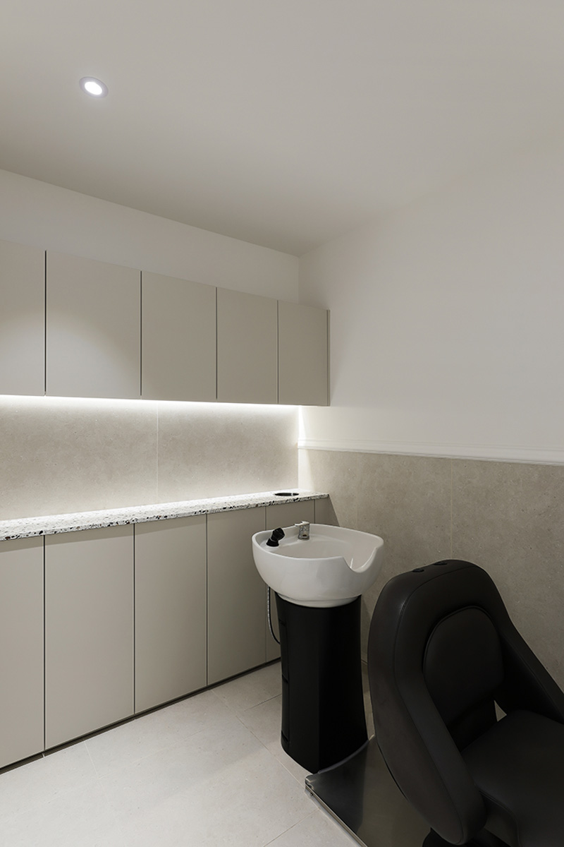 简约时尚的 38 平米美容院设计-25