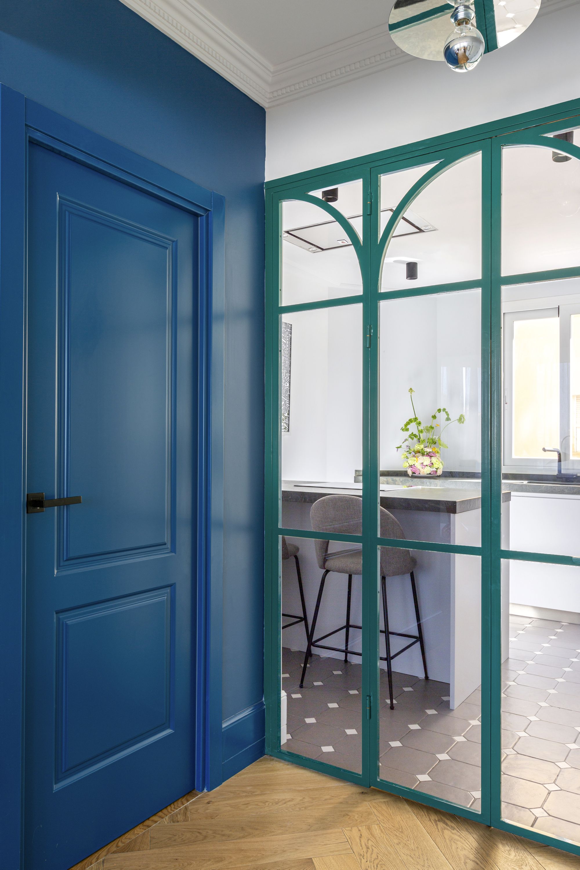 色彩斑斓的马德里公寓 | 绿与蓝的完美融合-10