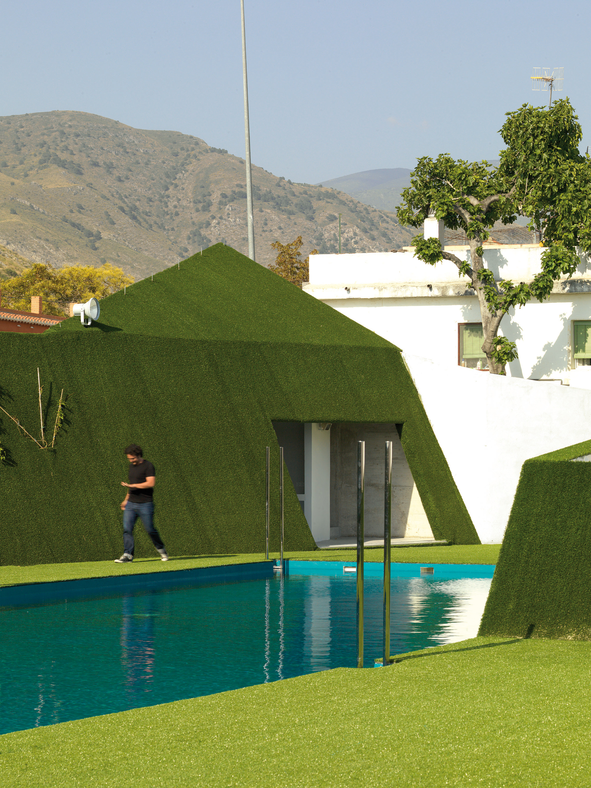 Public Pool on a Urban Artificial Valley / DJ Arquitectura-33
