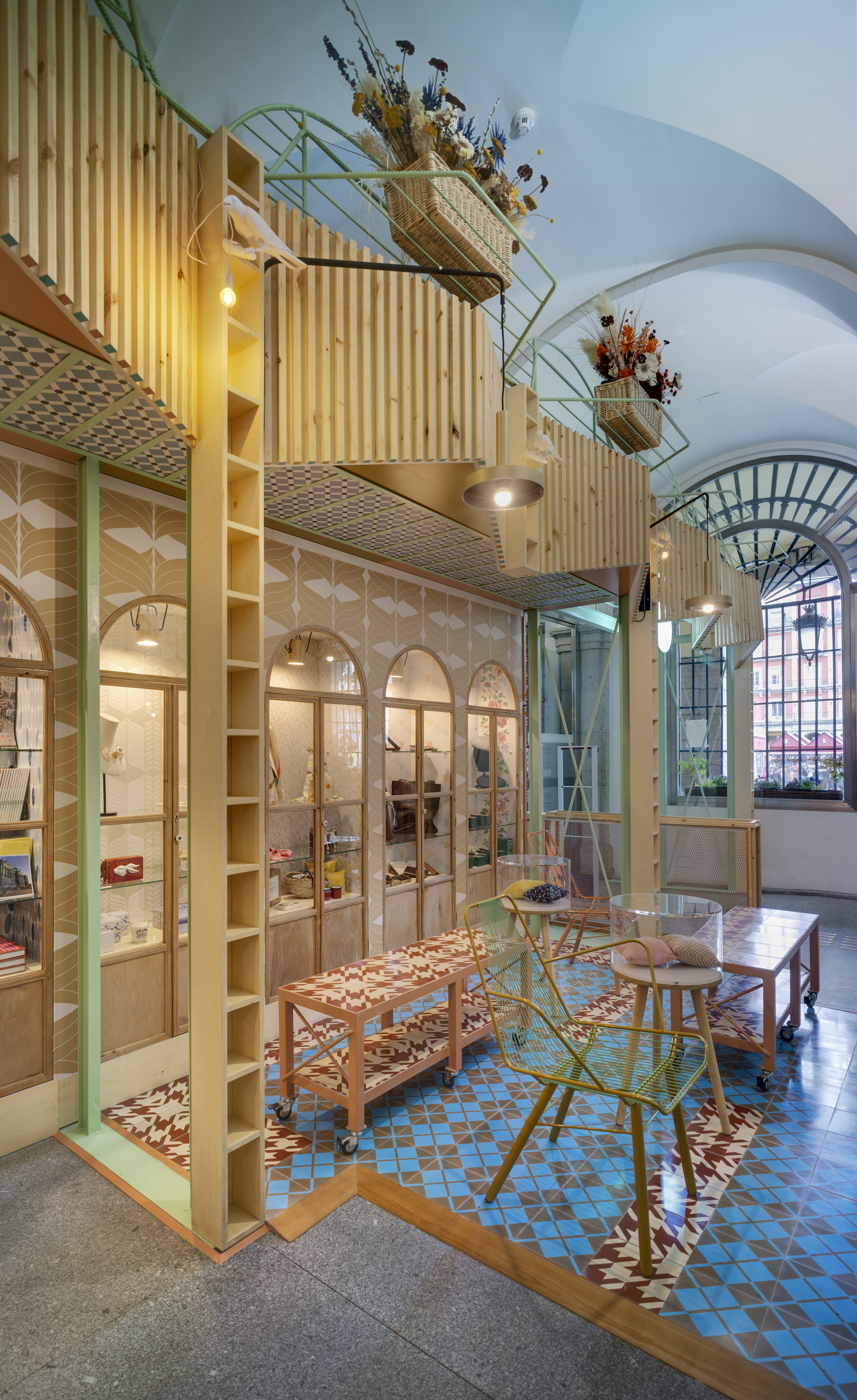 Madrid 地标设计,融合传统与现代的旅游礼品店-10