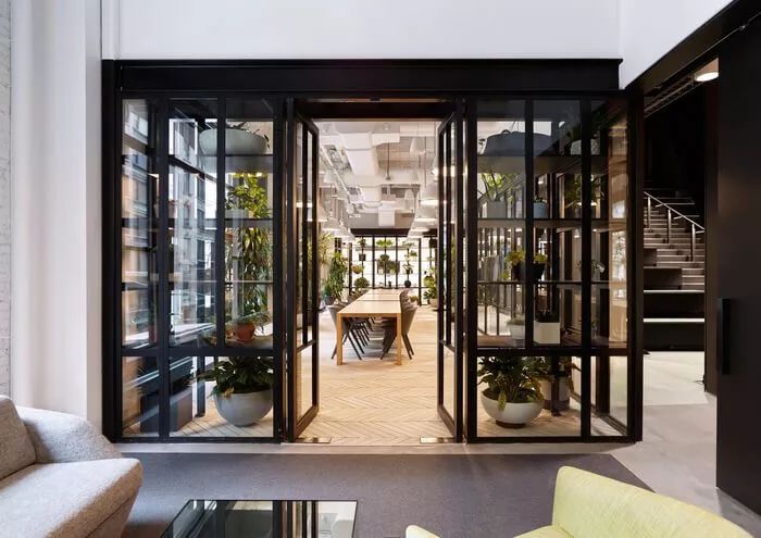 纽约历史建筑中的现代沙龙式办公室-1