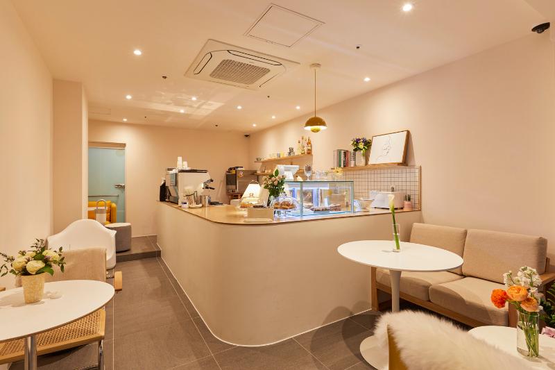 7 坪清爽白调甜品咖啡厅设计-4