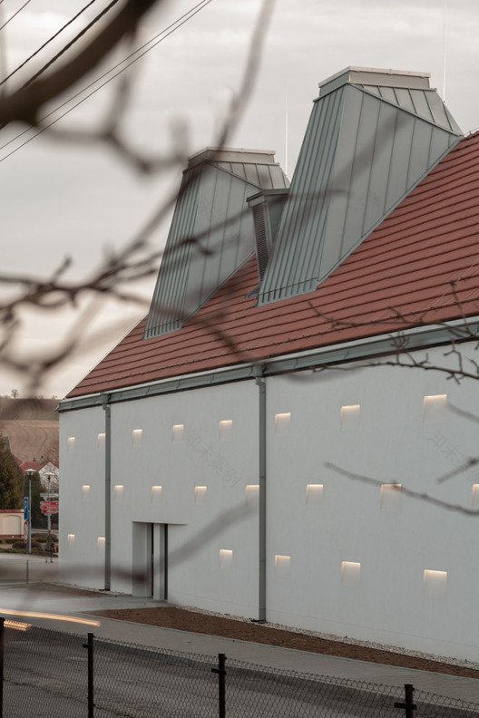 捷克 Píšť信息文化中心 · 白色几何建筑的公共空间创新-20