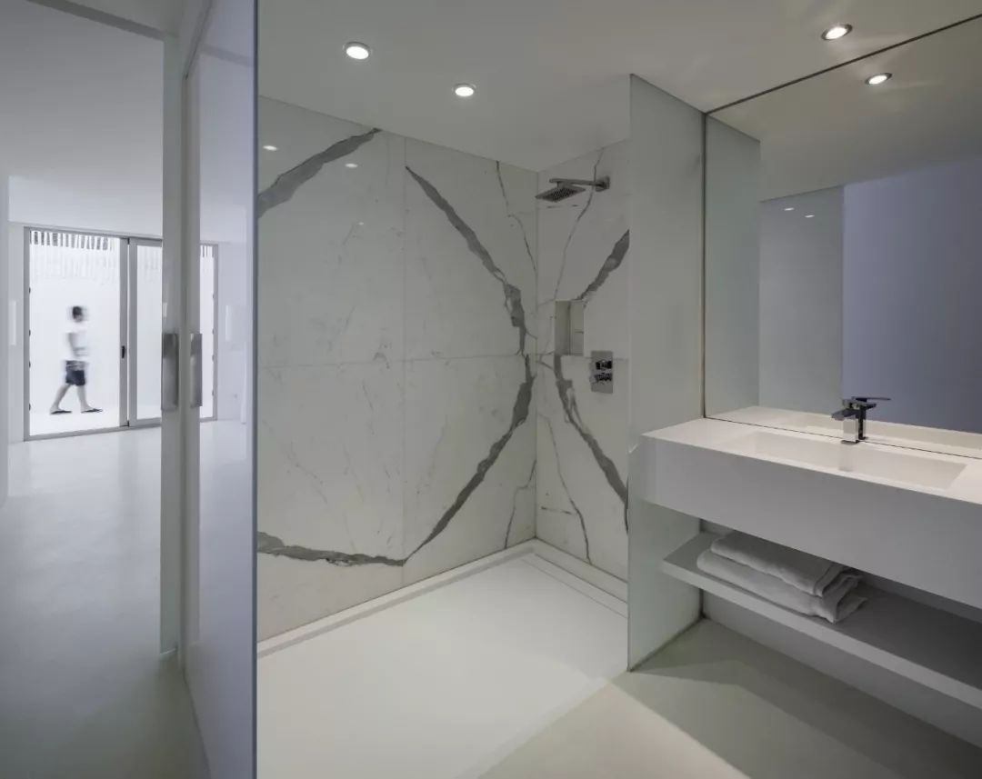 地中海风情的 Villa Mediterraneo | 几何结构与自然景观的完美融合-36