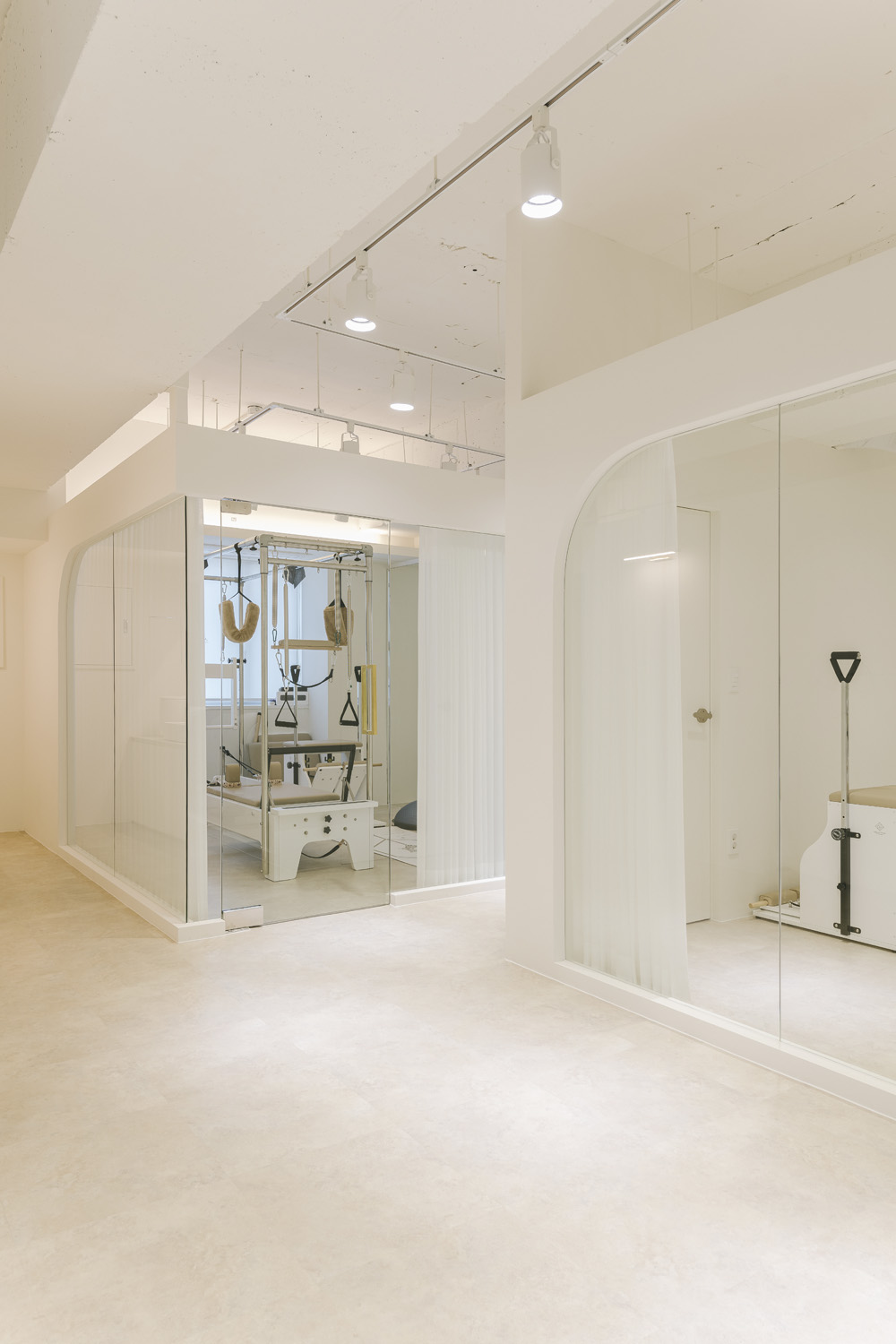 白色调的极简设计，韩国 Pilates 学院室内设计欣赏-12