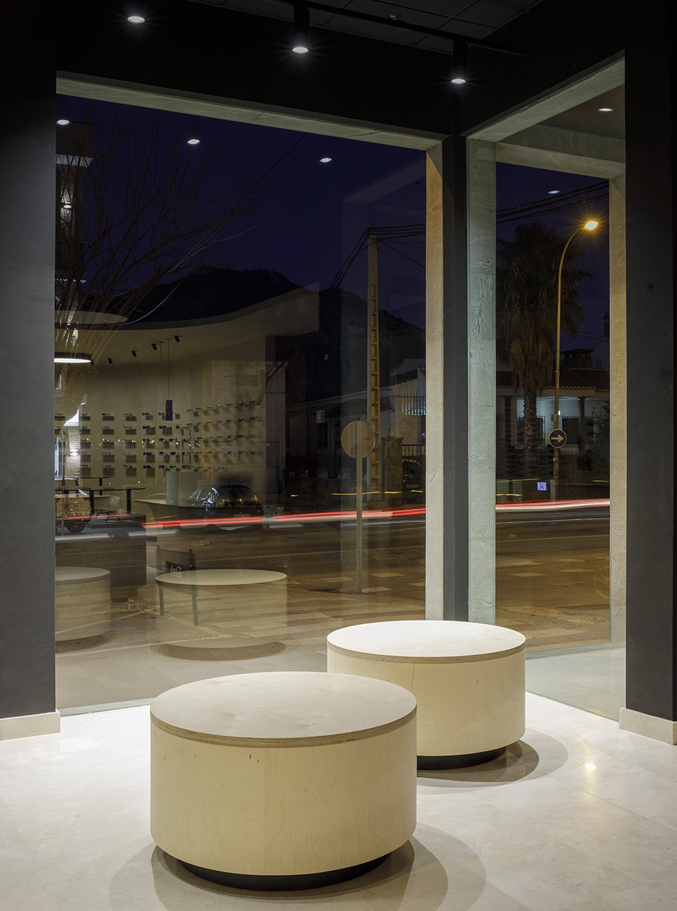 西班牙 Panóptica 眼镜店 | 曲线展墙划分空间,营造环绕式购物体验-29