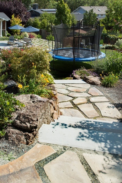 My Houzz: A Family Backyard for Dining, Relaxing, Swimming and Playing - Decor Ideas-39