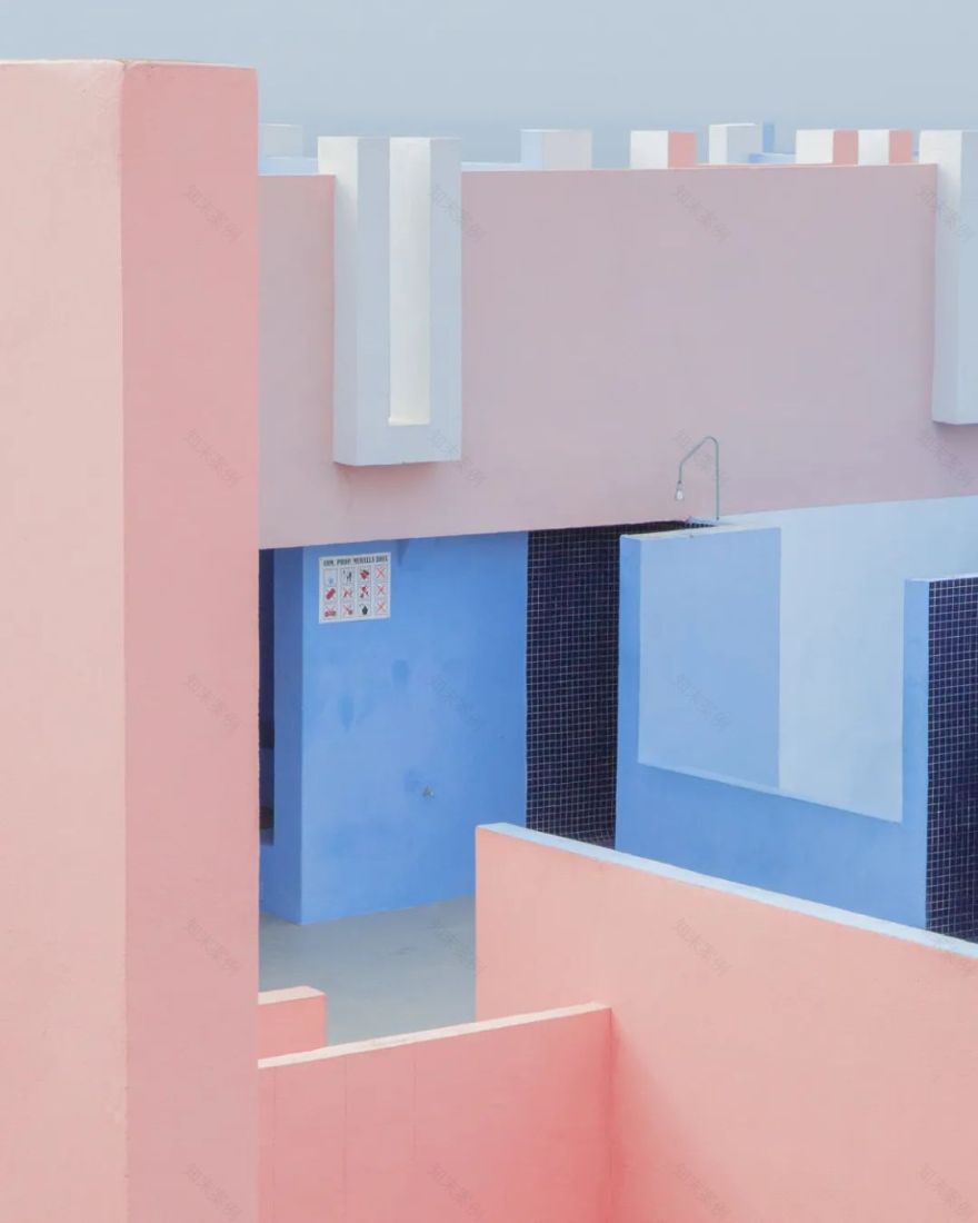 红墙 | 后现代公寓综合体的纯粹色彩与迷宫式空间-14