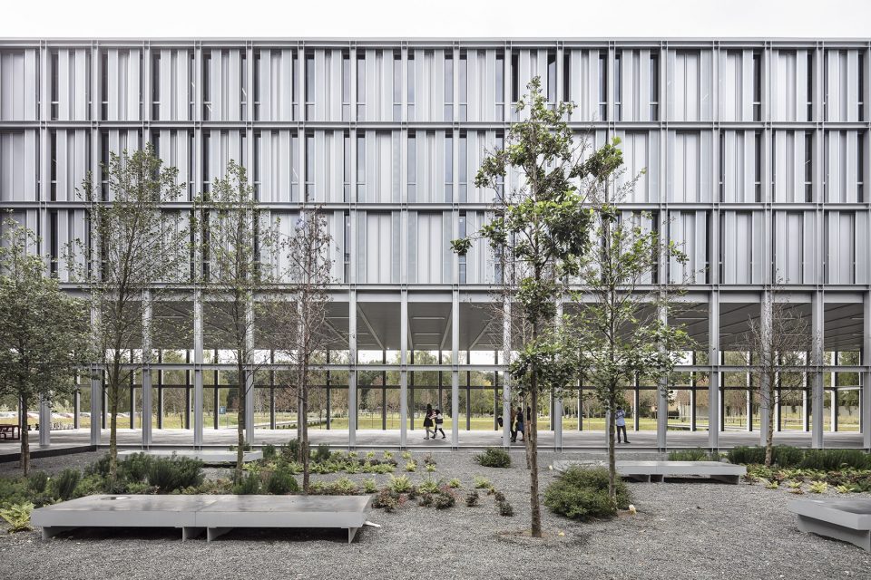 融入乡村环境的 ENSAE 学院,轻盈钢构展现简约抽象之美-15