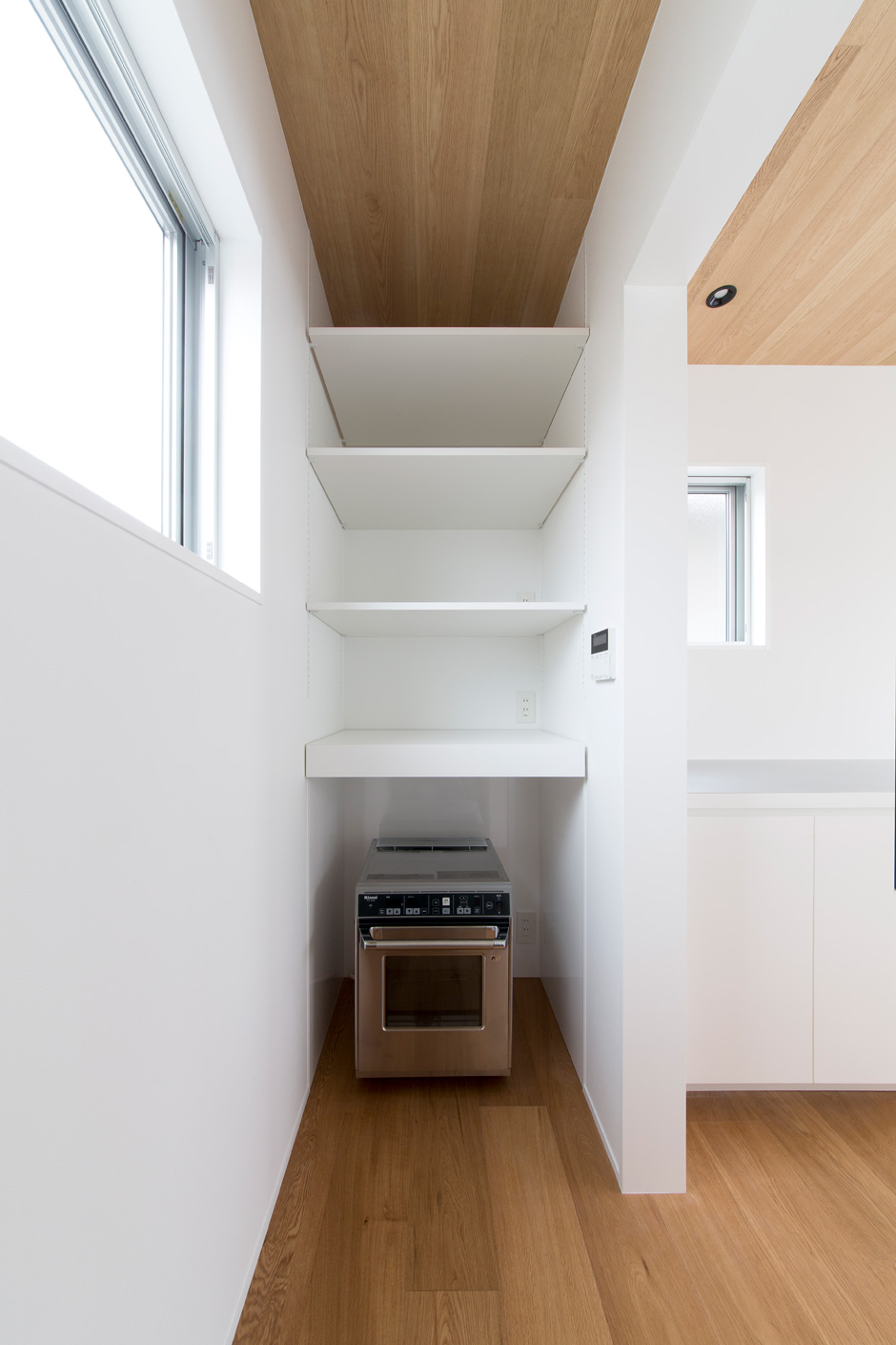 日本 Shiga 极简住宅 | 1.5 楼台打造私密户外空间-11