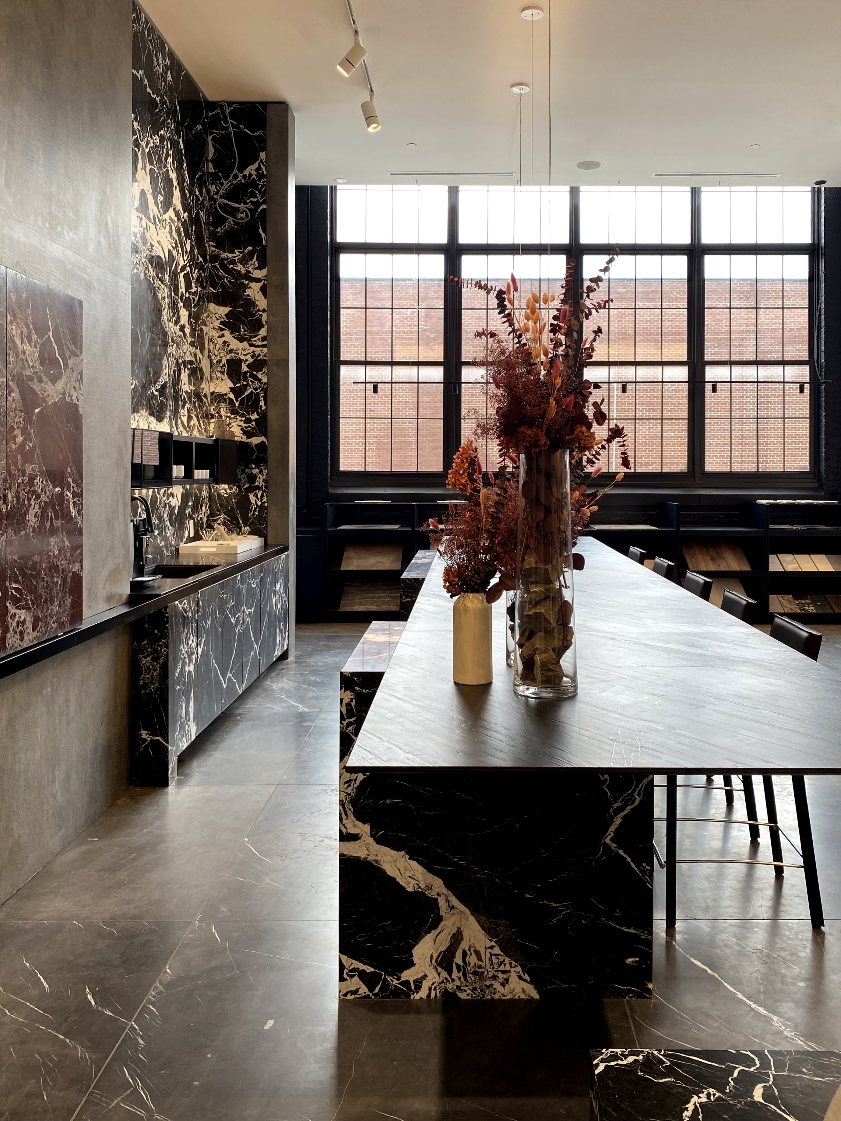 纽约布鲁克林海滨前军工厂变身奢华石材展示厅丨美国纽约丨Bando x Seidel Meersseman-15