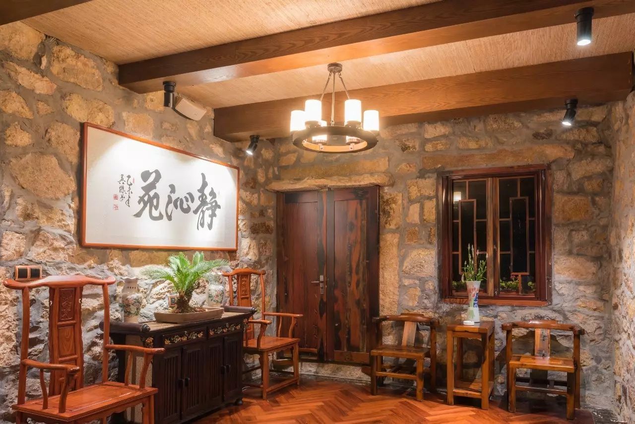 放弃百万年薪，回乡在海边建起一座石头房，他在追梦途中找到了诗和远方！-95