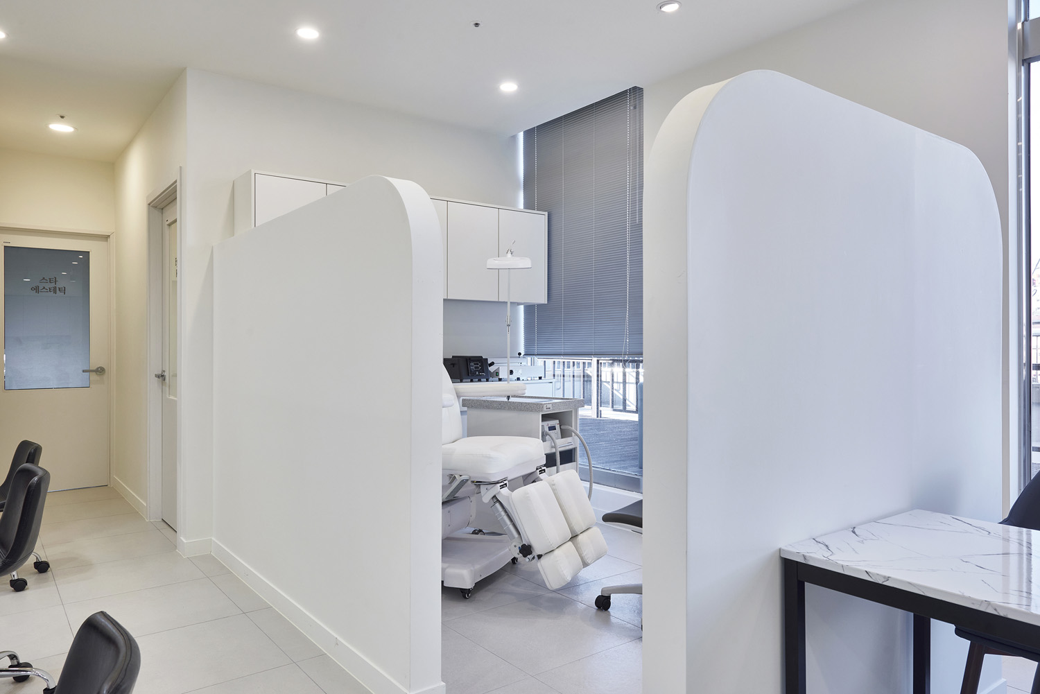 22 平米极简卧室，白色调的完美运用-11