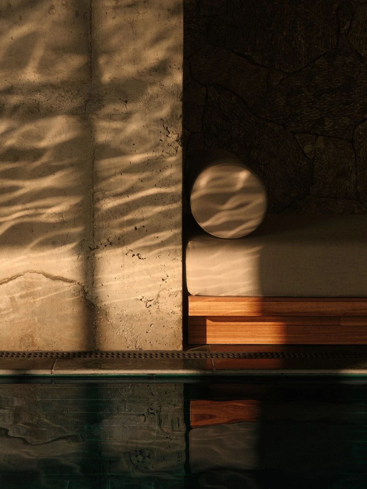 在洱海边爆红后，八旬用12年造伙山酒店，一砖一石皆用情-80