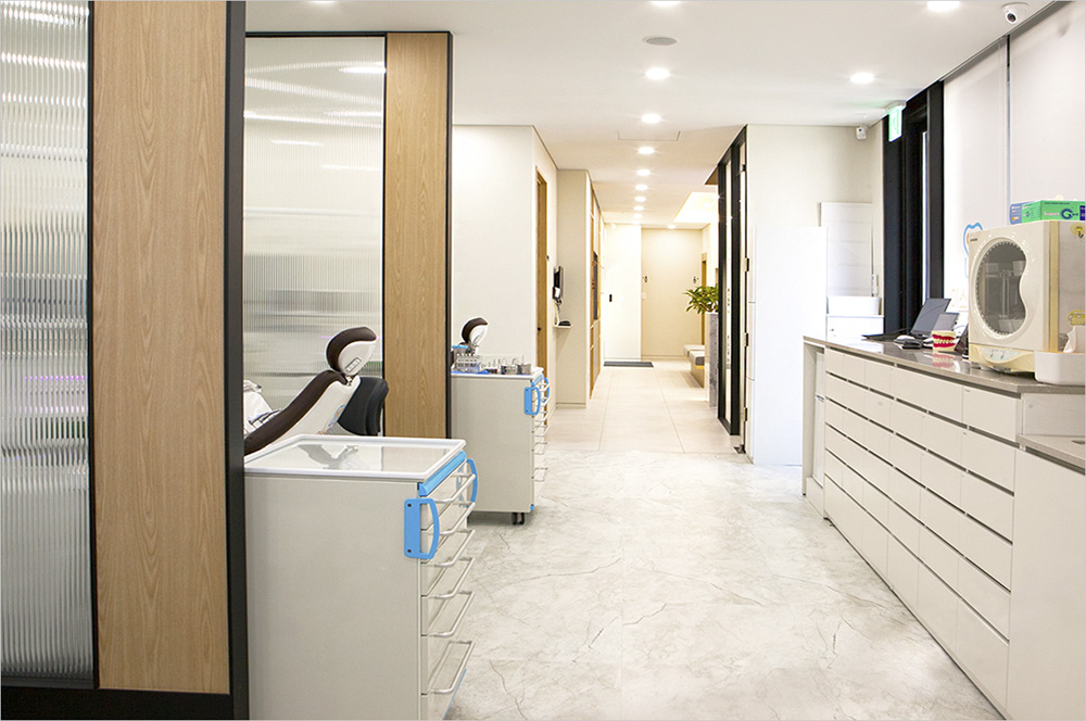 60 平现代高端齿科诊所设计，白色与木纹的摩登之选-4