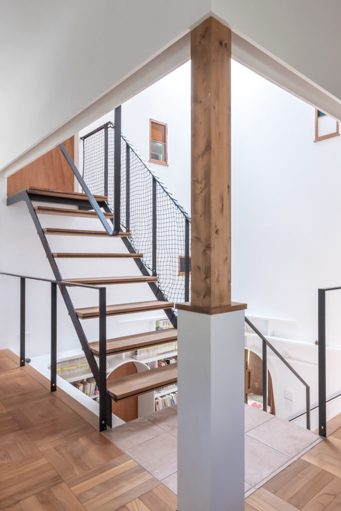 広い敷地につくった2世帯住宅 階段室を中心にいろんな居場所のある家 | Architecture | 100%LiFE-3