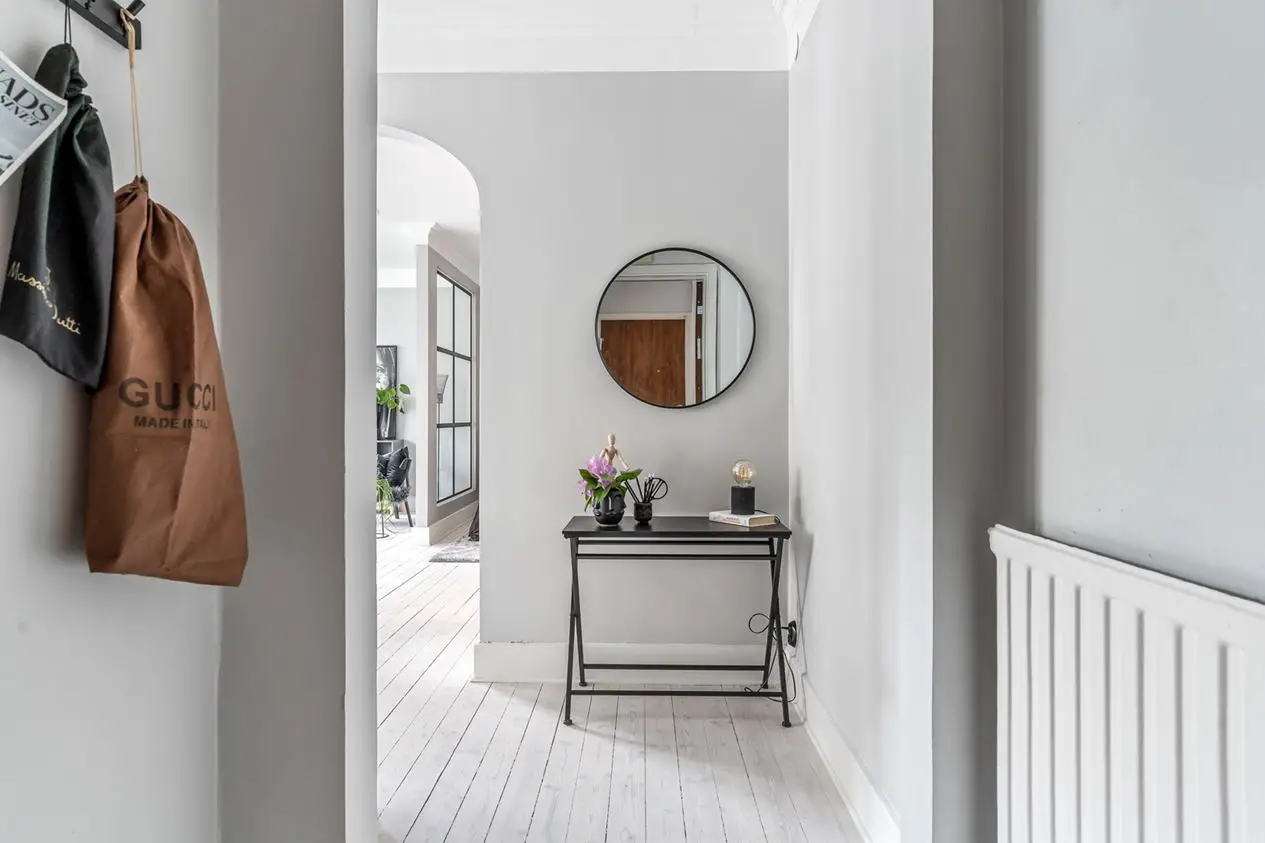 瑞典城市大型工作室公寓的完美改造-14