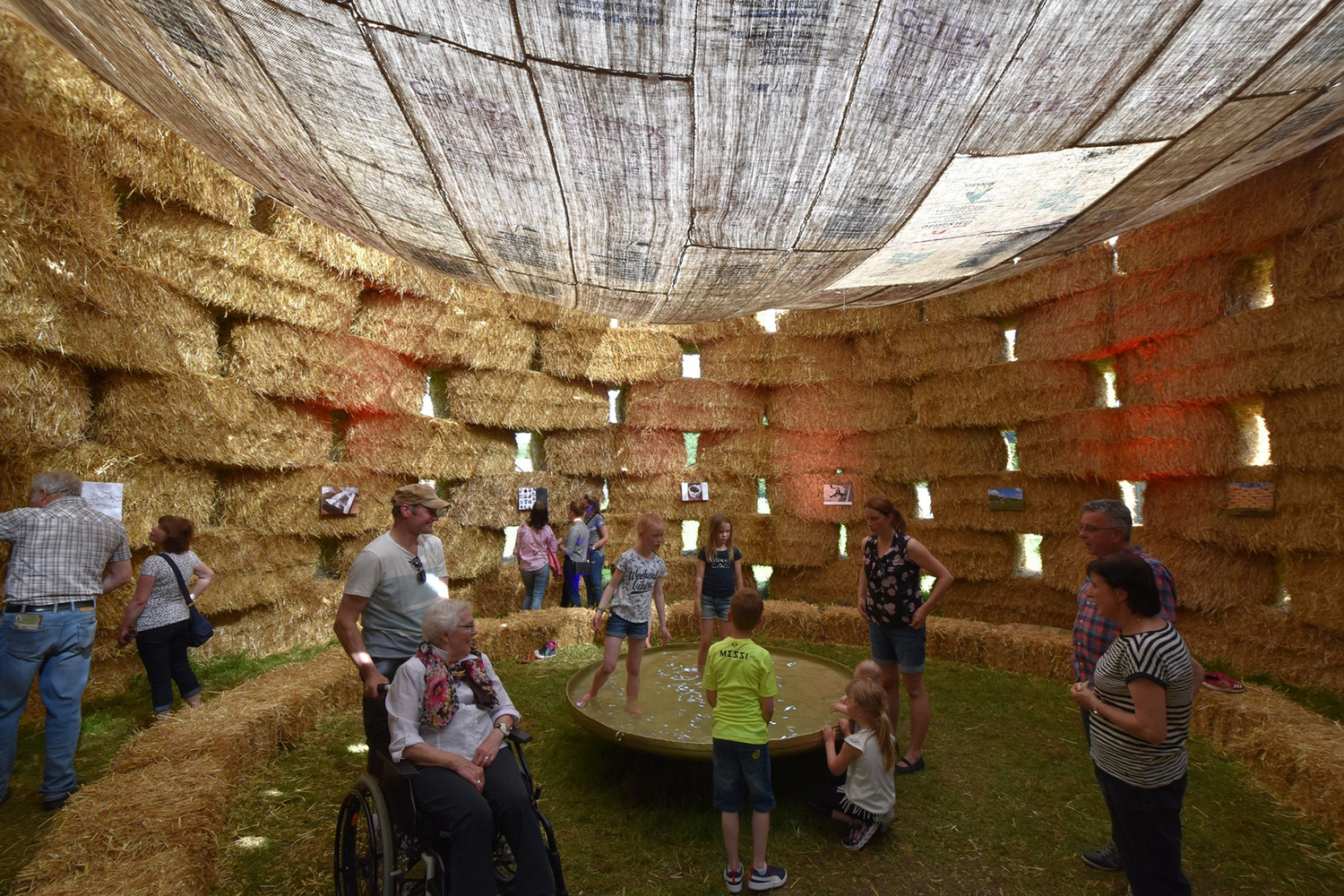 德国村庄自给自足能源的临时性庆典馆-21