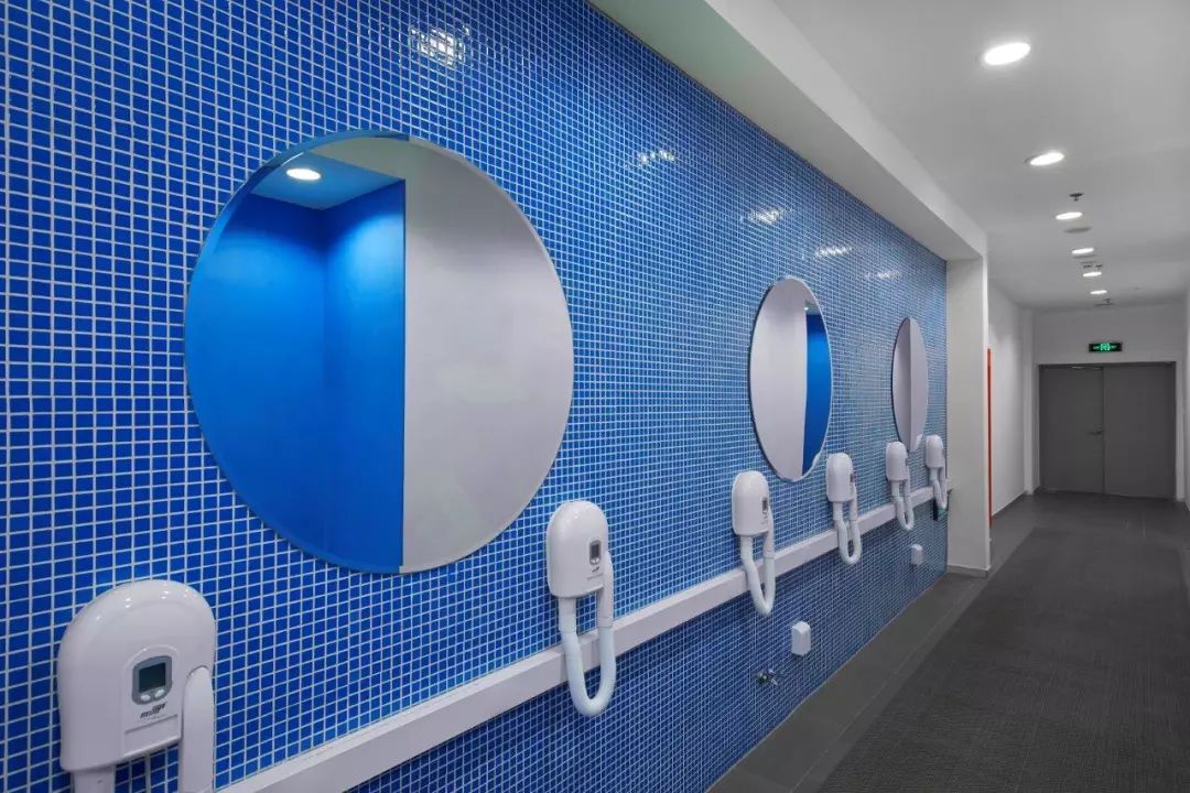 活力色彩打造的地下运动中心-14