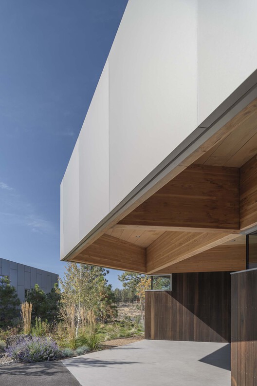 美式环保山居 · M1 House 的木质“浮动”屋顶设计丨美国本德丨FRPO Rodriguez & Oriol-16