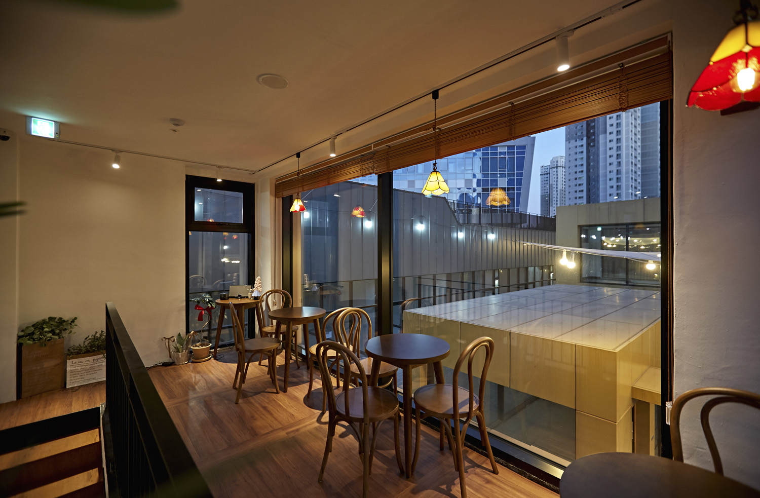 首尔 10 层咖啡厅 | 极简主义的室内设计魅力-10