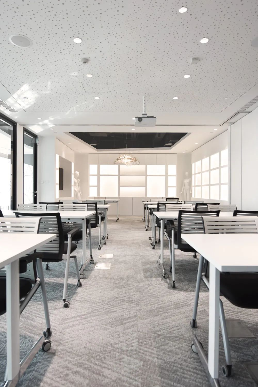 北京 SWAROVSKI 办公室设计 | 黑白灰的水晶空间-12