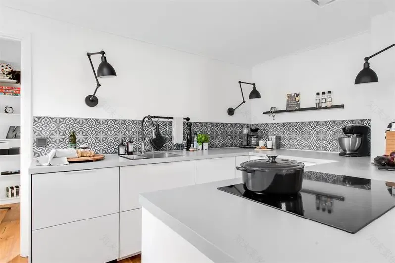 灰黑工业风厨房 | 完美融合 Tolix 钢椅与金属黑墙灯-2