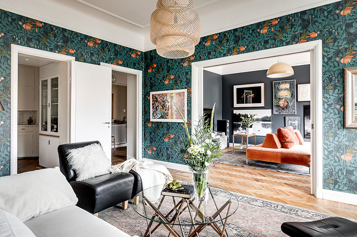 斯德哥尔摩黑色公寓里的活力花卉墙纸-9