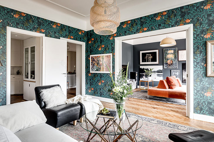 斯德哥尔摩黑色公寓里的活力花卉墙纸-9