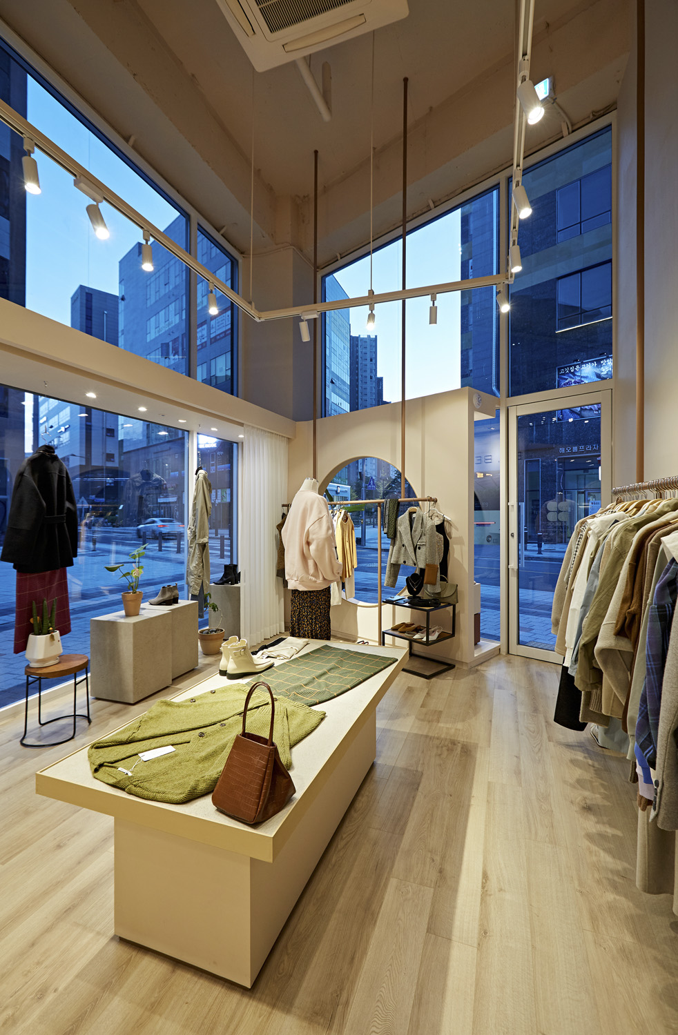 13 坪时尚服装店现代简约设计，明亮舒适-9