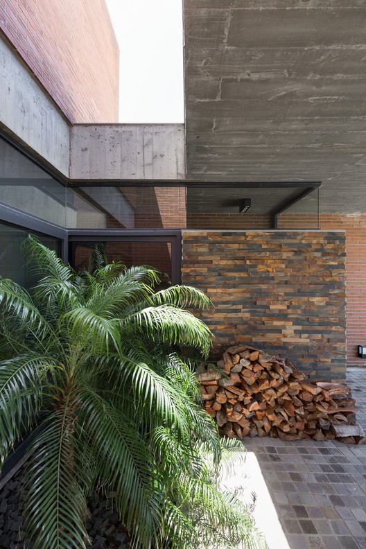 巴西湖景砖混别墅，和谐融入自然景观-2