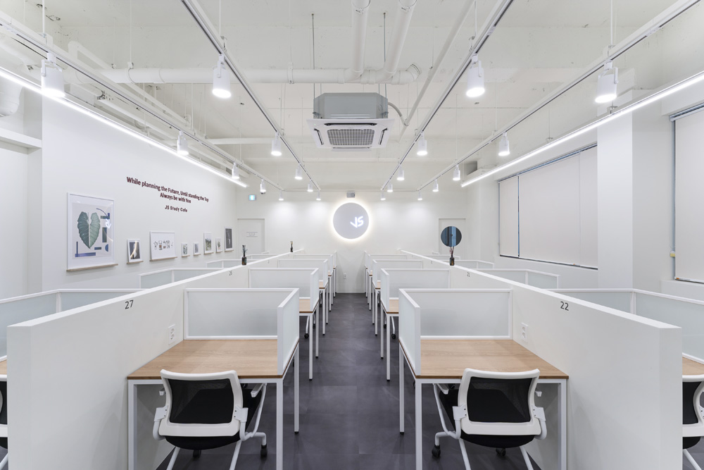 简约白调 | 80 平米咖啡厅的室内设计魅力-2