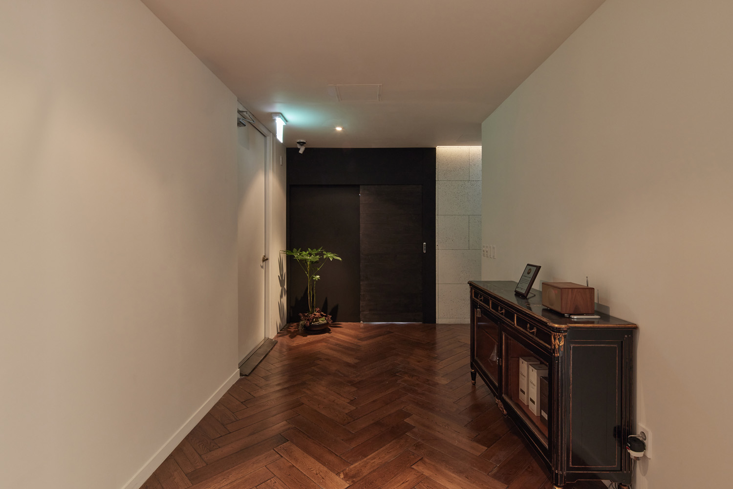 高级白色与木质，打造 92 分豪华室内空间-19