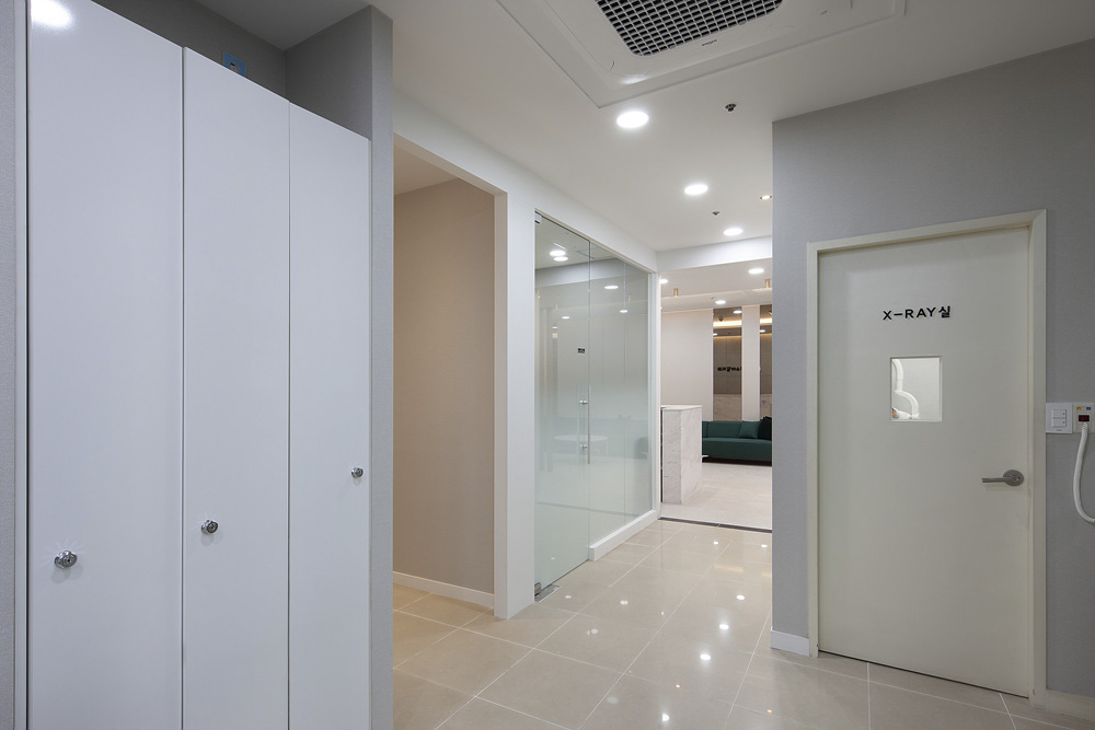 白色与木质的极简魅力 | 38 平米牙科诊所设计-12